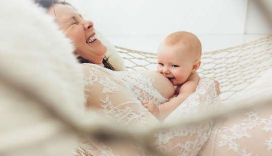 Un fotógrafo que toma las madres lactantes y es muy hermoso