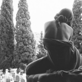 Un hombre común ve una piedra. El artista se oye la música