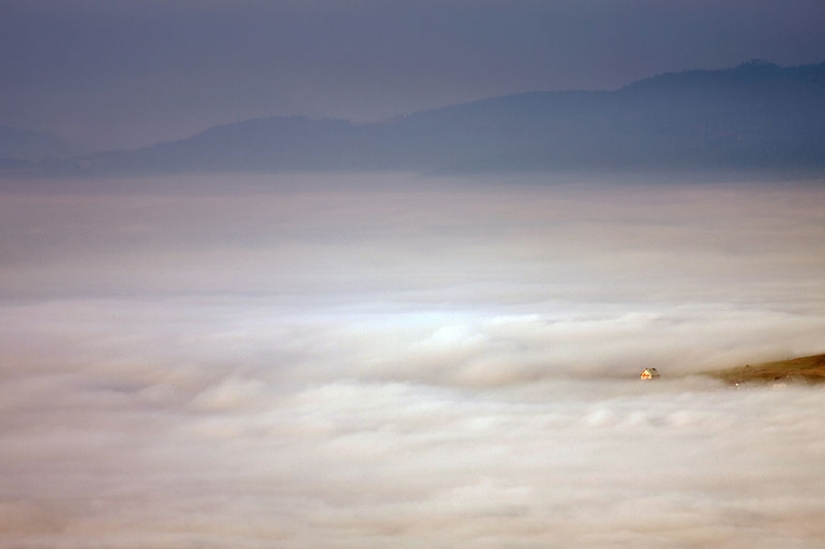 Un paisaje increíble en los brazos de la niebla