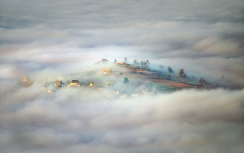 Un paisaje increíble en los brazos de la niebla