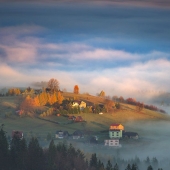Un paisaje increíble en los brazos de la niebla