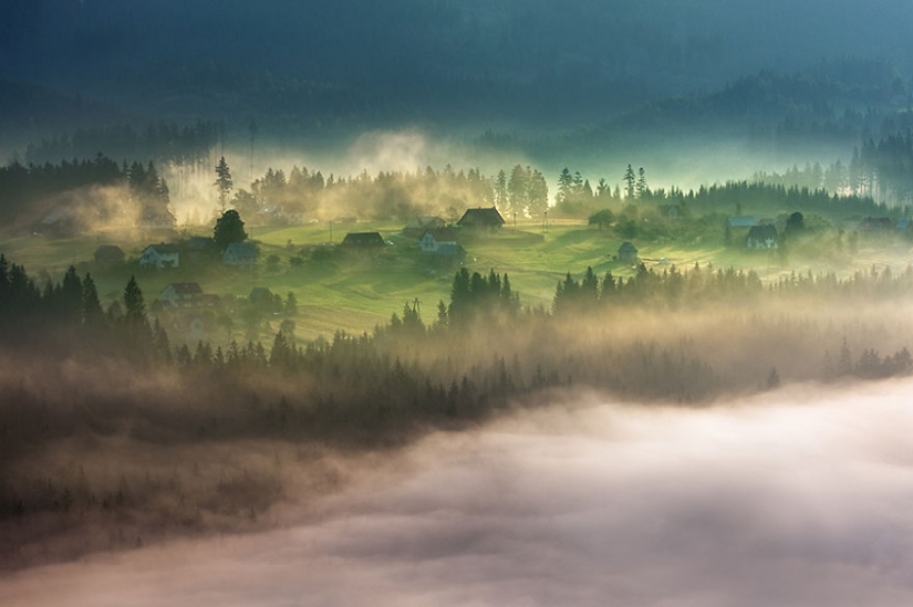 Un paisaje increíble en los brazos de la niebla