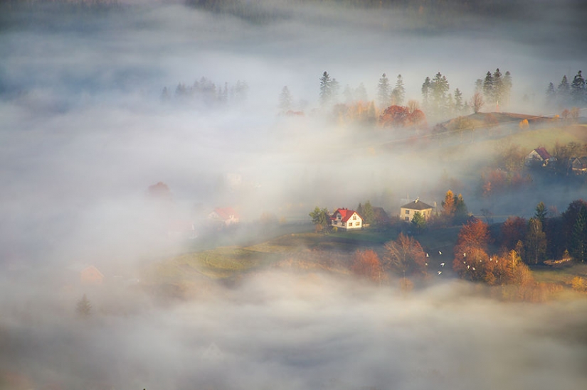 Un paisaje increíble en los brazos de la niebla