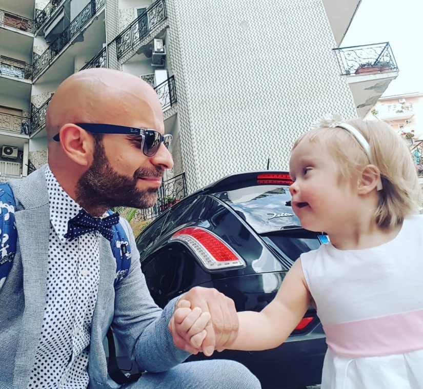 Un rayo de positividad: el hombre adoptó a una niña con síndrome de down, después de que fue abandonada a 20 familias