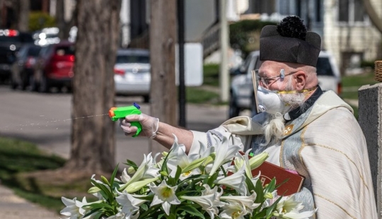 Un sacerdote en los Estados unidos bendice a la congregación con una pistola de agua y se convirtió en la estrella de las redes sociales Un sacerdote en los Estados unidos bendice a la congregación con una pistola de agua y se convirtió en la estrella de las redes sociales
