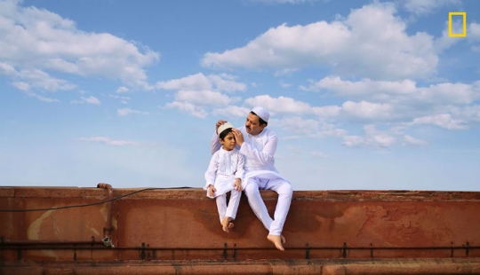 Una orgullosos de mujeres Cubanas y feliz monjes Tibetanos, en el National Geographic photo contest: la Gente Una orgullosos de mujeres Cubanas y feliz monjes Tibetanos, en el National Geographic photo contest: la Gente
