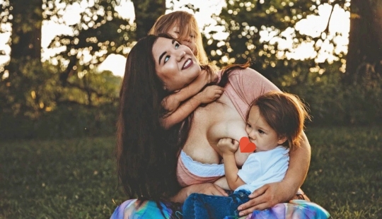 Una relación especial: una madre alimenta a su hijo de cinco años, tres veces al día