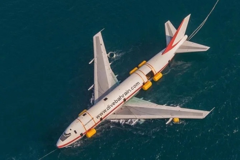 Under a plane wing about something sings the green sea in Bahrain opened underwater Park inside the "Boeing"