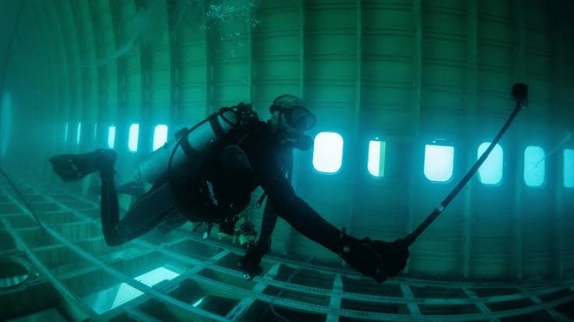 Under a plane wing about something sings the green sea in Bahrain opened underwater Park inside the "Boeing"