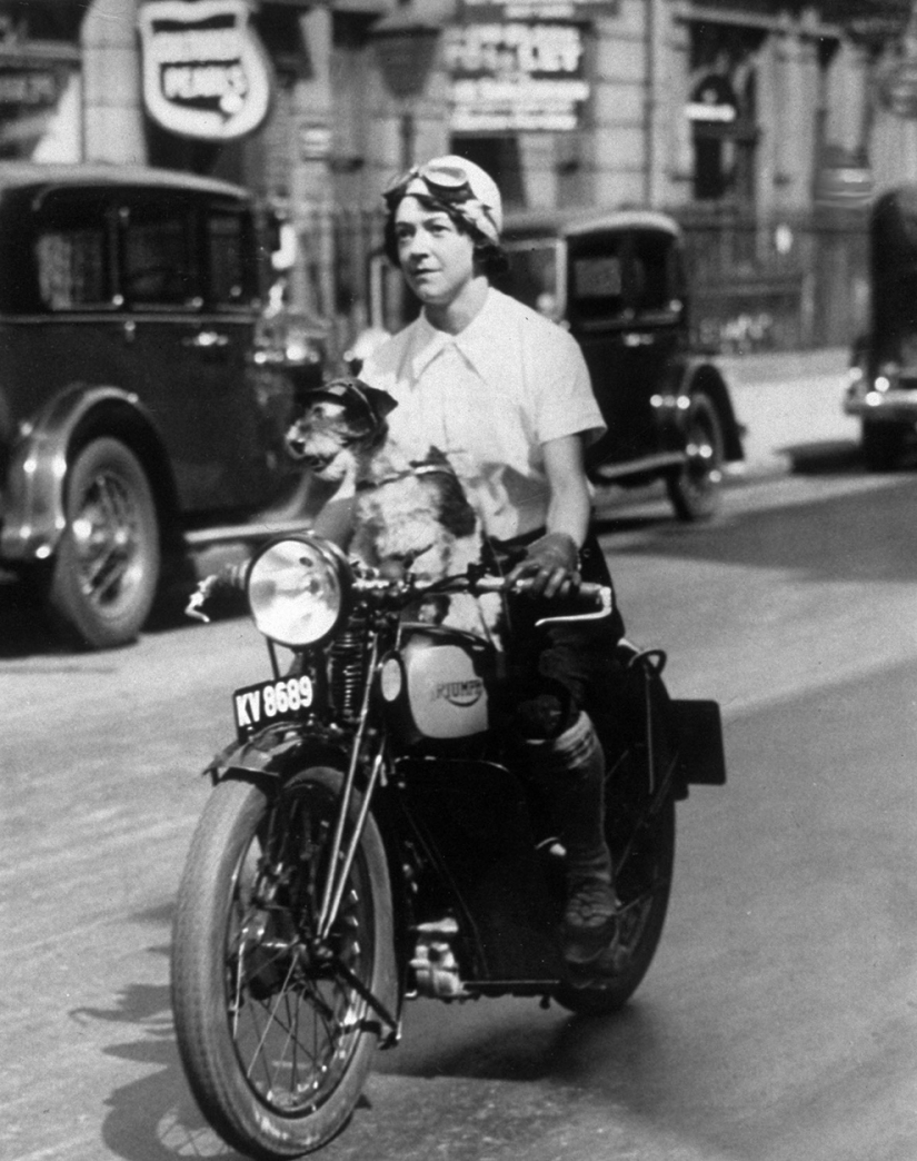 Vintage foto de chicas interesantes en las motocicletas