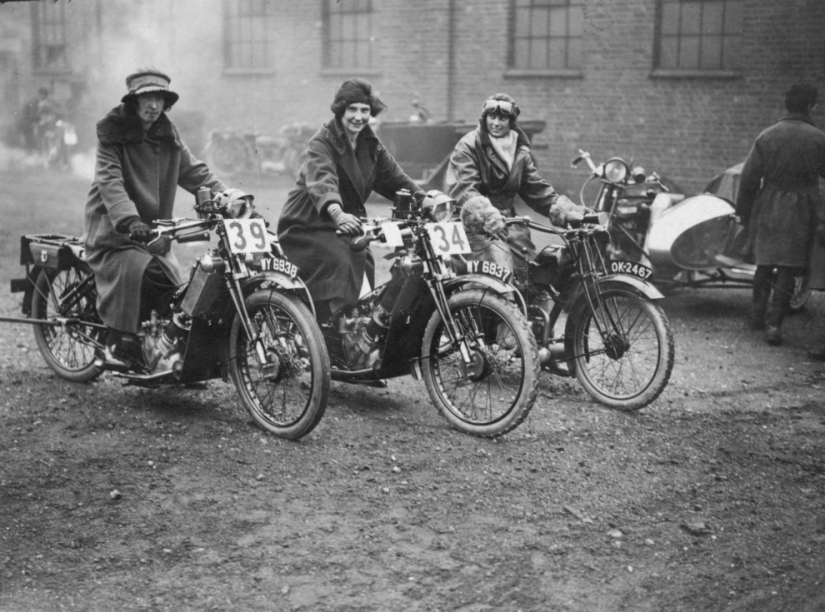 Vintage foto de chicas interesantes en las motocicletas