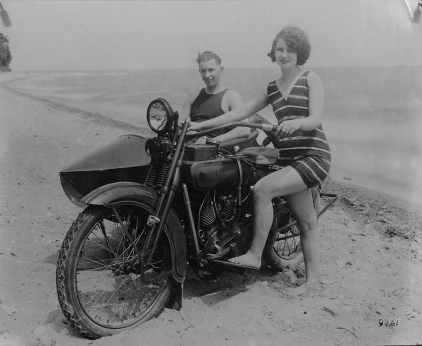 Vintage foto de chicas interesantes en las motocicletas