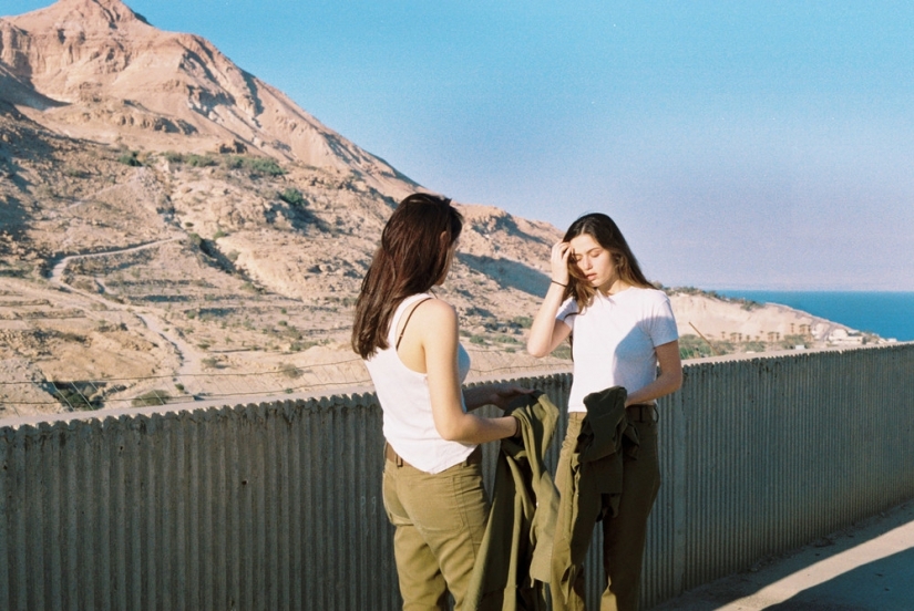 What do the girls of the Israeli army when it is not necessary to protect anyone