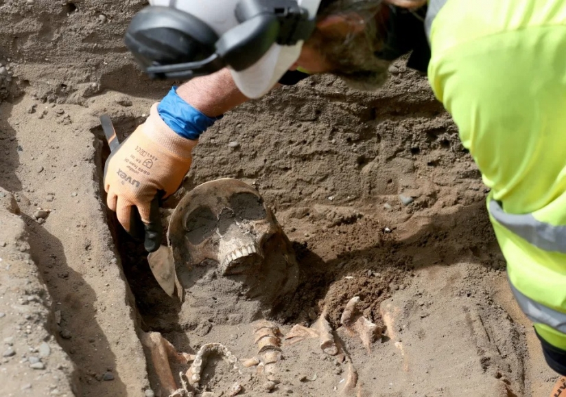 When you extend a tram line in Edinburgh has discovered a 700-year-old human skeletons