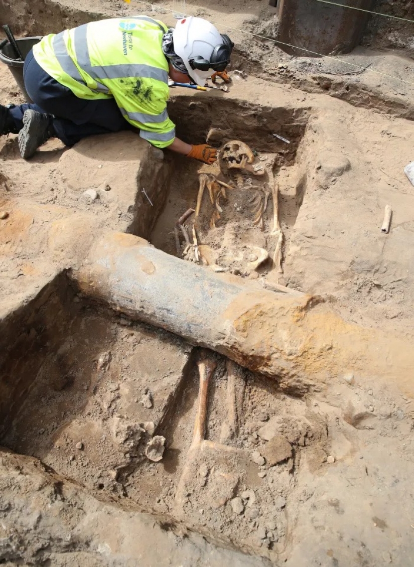 When you extend a tram line in Edinburgh has discovered a 700-year-old human skeletons