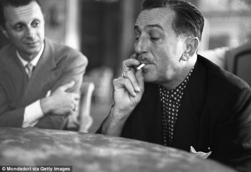 Why Walt Disney in all his photos shows two fingers