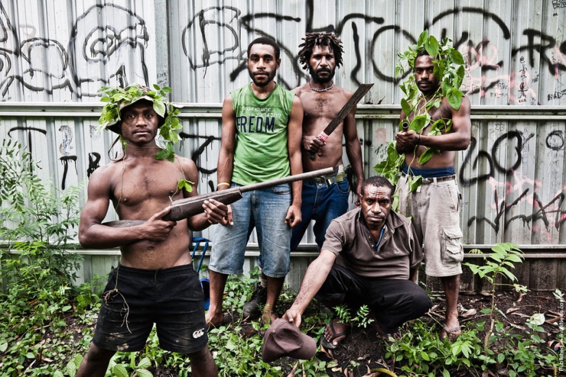 Wild customs: the everyday life of the youth of the gangs of Papua New Guinea
