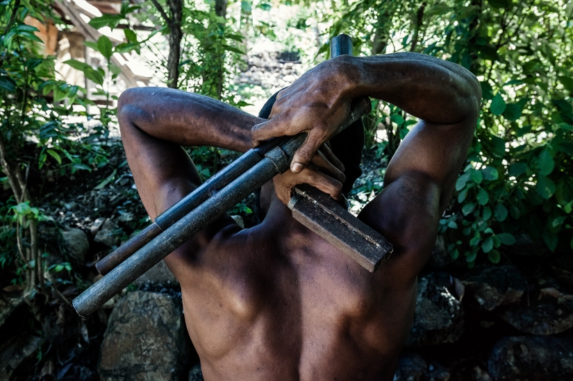 Wild customs: the everyday life of the youth of the gangs of Papua New Guinea