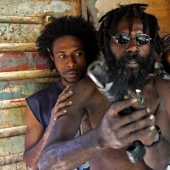 Wild customs: the everyday life of the youth of the gangs of Papua New Guinea