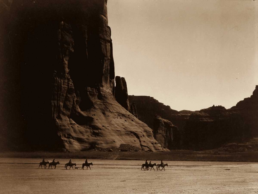 Years 1904-1924: the life of North American Indians photos by Edward Curtis