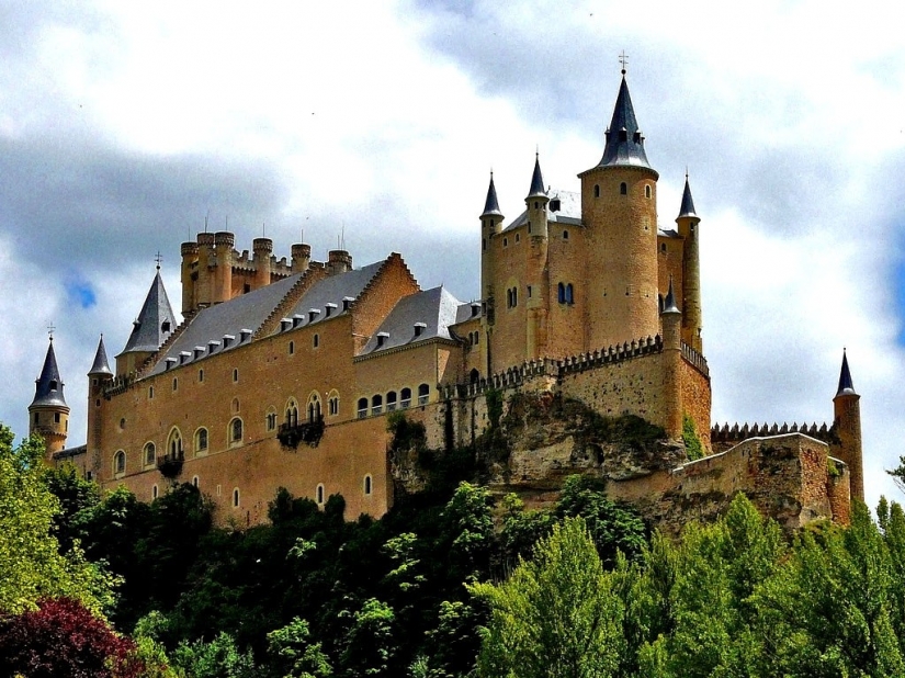 10 of the most interesting Spanish castles