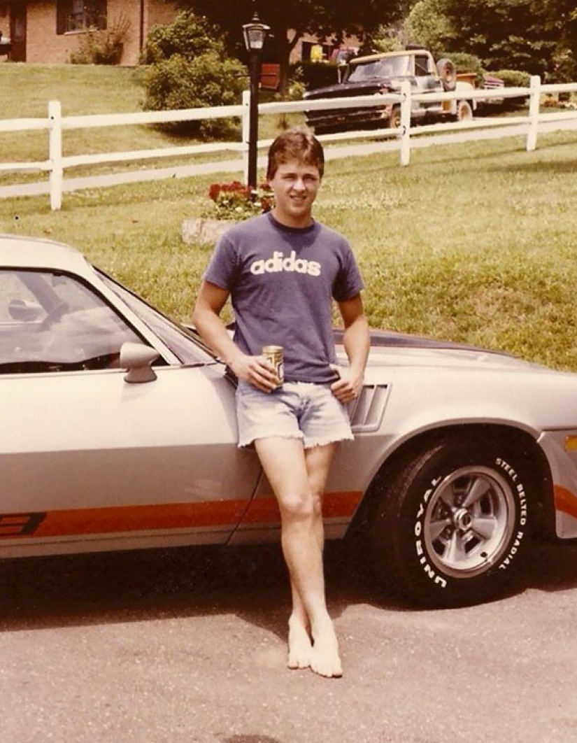 17 photos of men in shorts prove that some trends better not come back