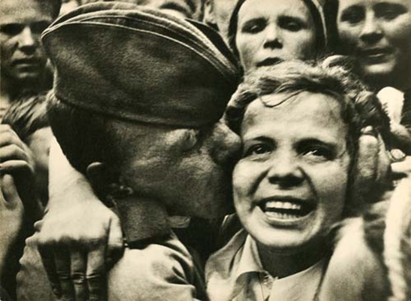 18 unique Soviet-era photographs presented at the Lumiere Brothers Photography Center