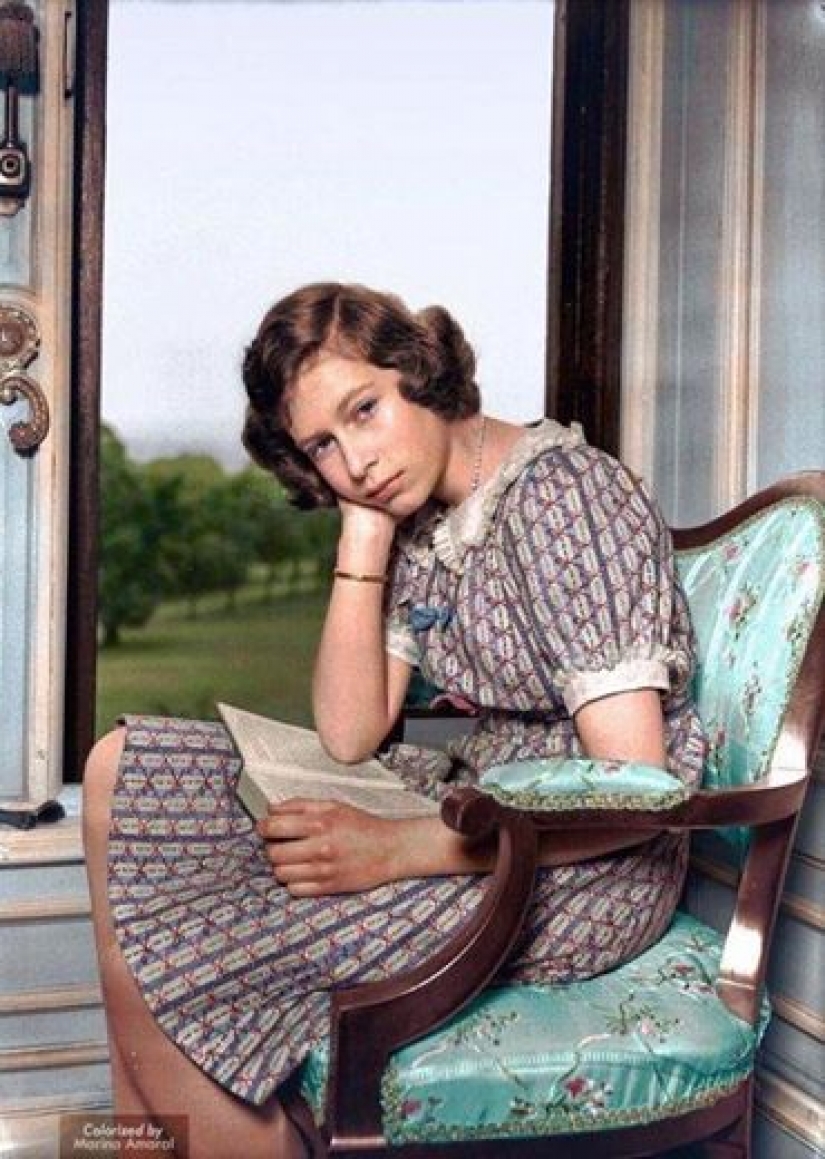 19 colored historical photographs