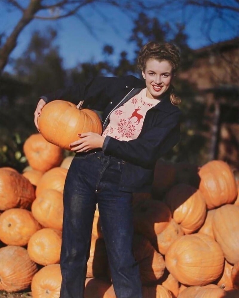 19-year-old Marilyn Monroe and pumpkins