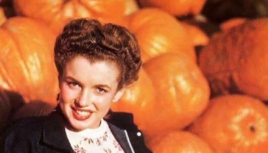 19-year-old Marilyn Monroe and pumpkins