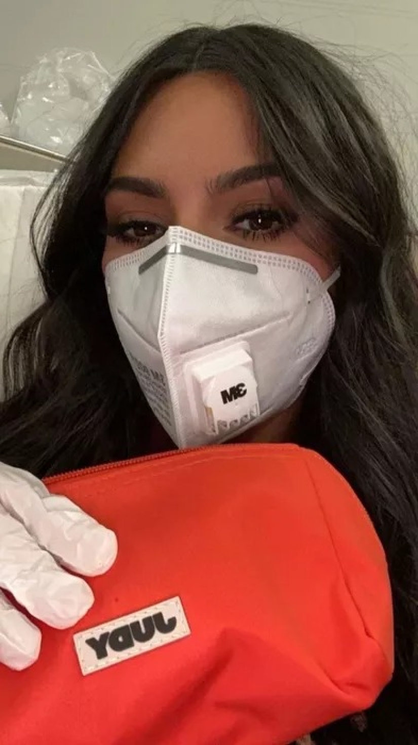 20 celebrities who wear a protective mask on their chin