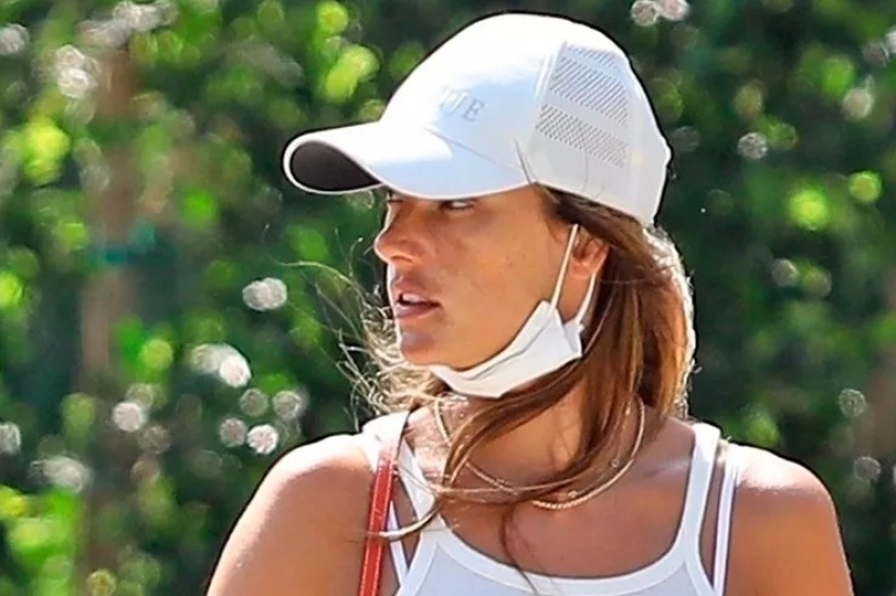 20 celebrities who wear a protective mask on their chin