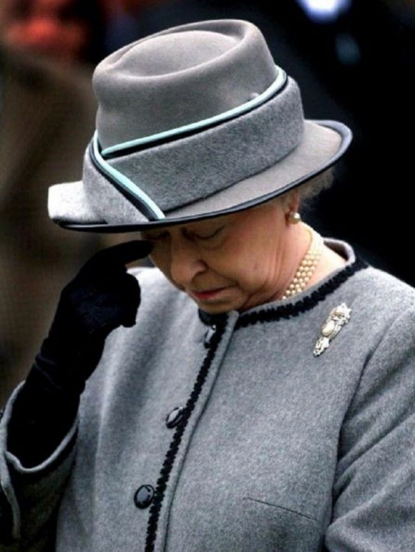 25 "carbon monoxide" photos of Queen Elizabeth II, which can easily become memes