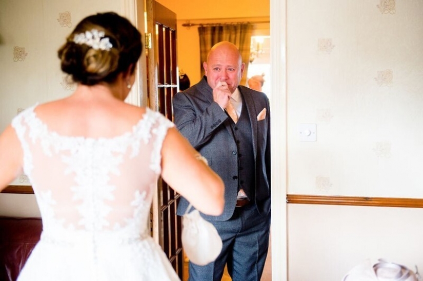 26 touching photos of fathers who did not hold back emotions at the wedding of their daughters