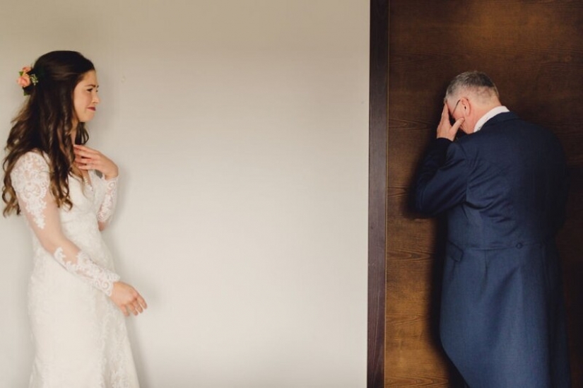 26 touching photos of fathers who did not hold back emotions at the wedding of their daughters