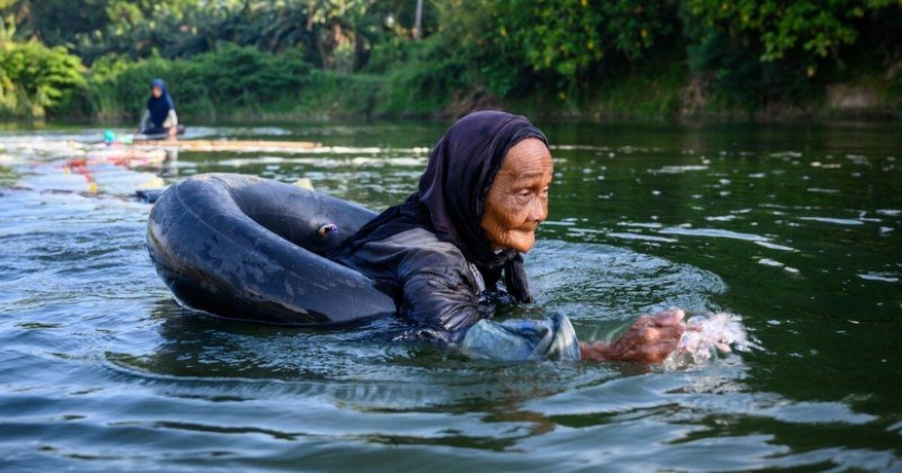 3 km de natación superar los 80 años de edad, la mujer con Sulawesi, para producir agua potable