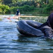 3 km de natación superar los 80 años de edad, la mujer con Sulawesi, para producir agua potable