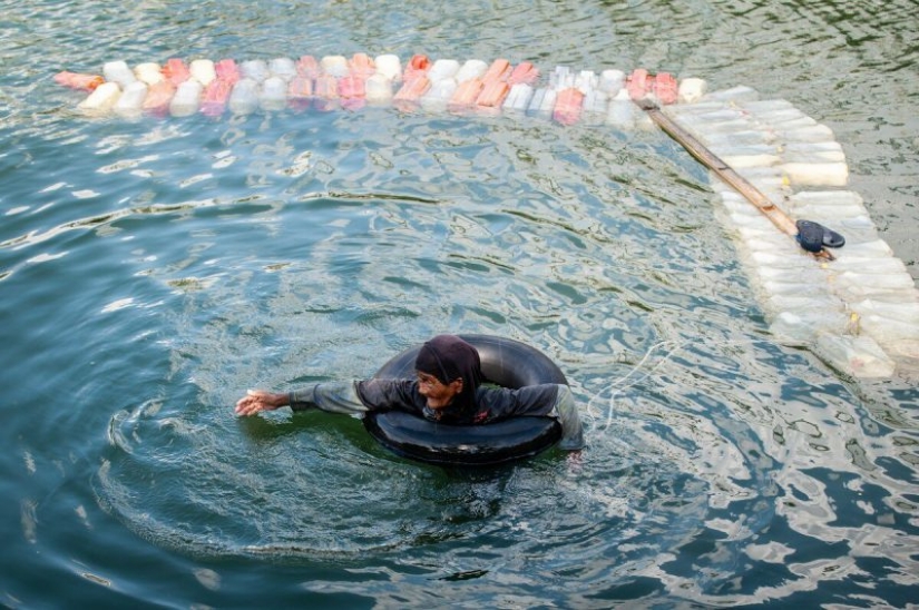 3 km de natación superar los 80 años de edad, la mujer con Sulawesi, para producir agua potable