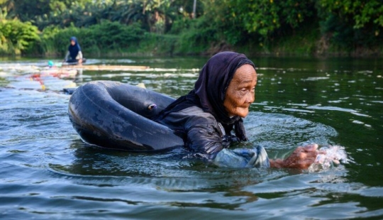 3 km de natación superar los 80 años de edad, la mujer con Sulawesi, para producir agua potable