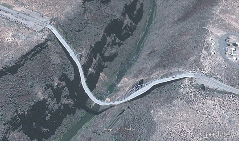 32 fotos de Google Earth, contrario al sentido común