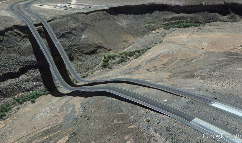 32 photos from Google Earth, contrary to common sense