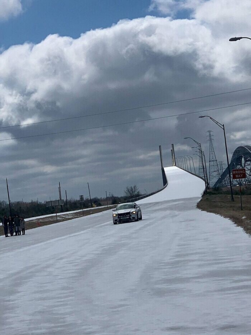 35 photographs about what is happening now in the frozen Texas