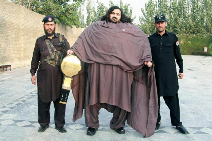 430-pound Pakistani eats 36 eggs for breakfast to become a real Hercules