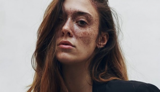 7 personas que no encajan en los estándares de los modelos, pero que aún así hacen que miles de fanáticos se enamoren de ellos