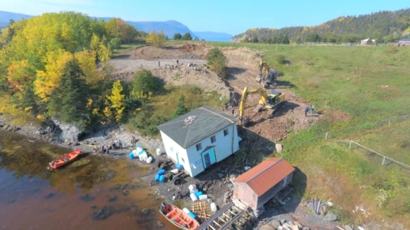 A couple from Canada transported their dream home by swimming across the lake on a homemade raft