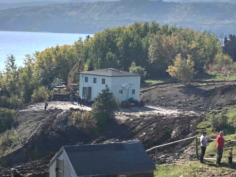 A couple from Canada transported their dream home by swimming across the lake on a homemade raft