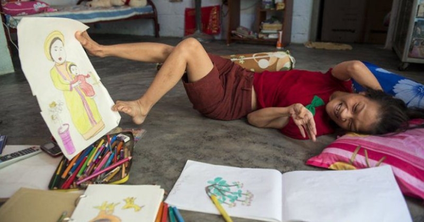 A disabled girl from Vietnam draws her dreams with her feet