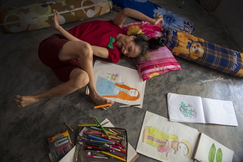 A disabled girl from Vietnam draws her dreams with her feet