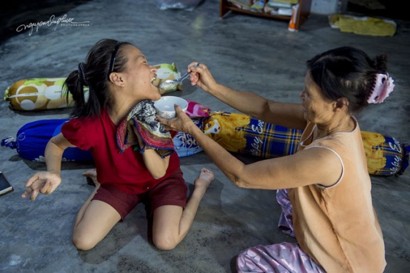 A disabled girl from Vietnam draws her dreams with her feet