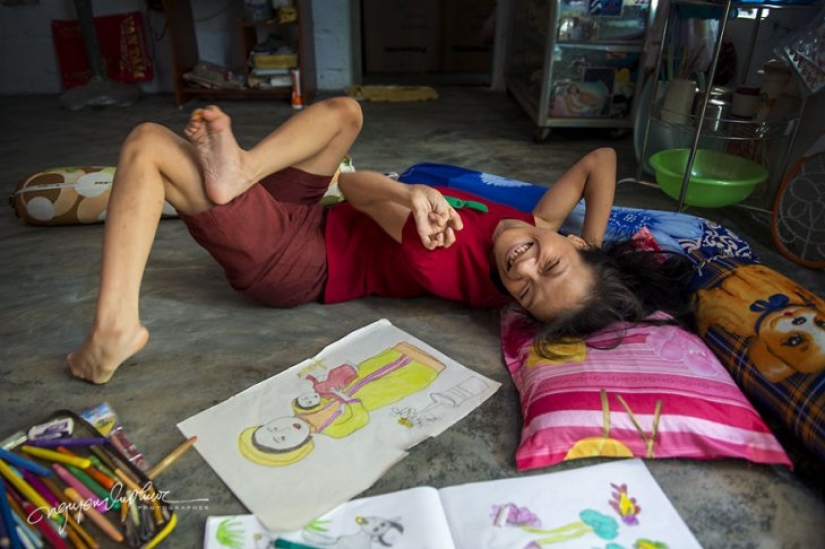 A disabled girl from Vietnam draws her dreams with her feet